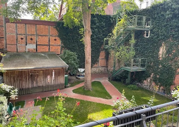 Direkt An Der Schelfkirche *