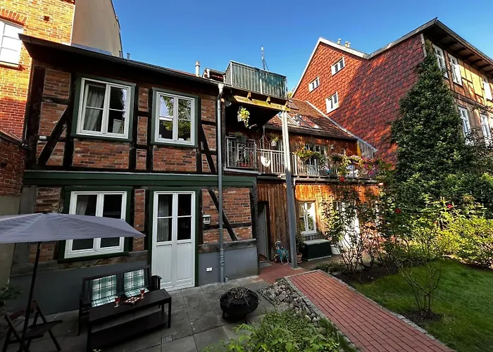 Direkt An Der Schelfkirche * 什未林